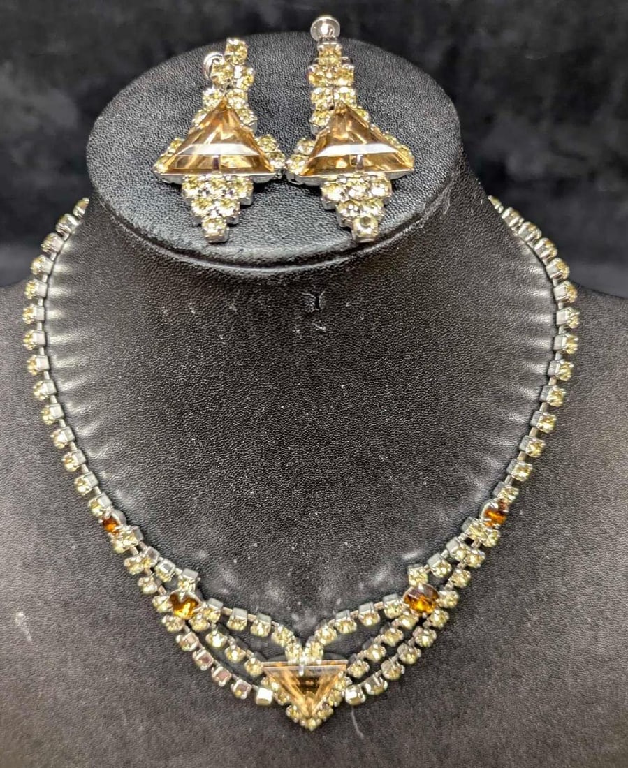 Vintage Unsigned Rhinestone Silver Tone Glass Gem Necklace And Matching Earrings: Vintage Unsigned Rhinestone Silver Tone Glass Gem Necklace And Matching Earrings. The necklace is approx 1 1/2" x 15" x 1/4". The screw back earrings. This is approx 2" x 1" x 1/4". The total weight i