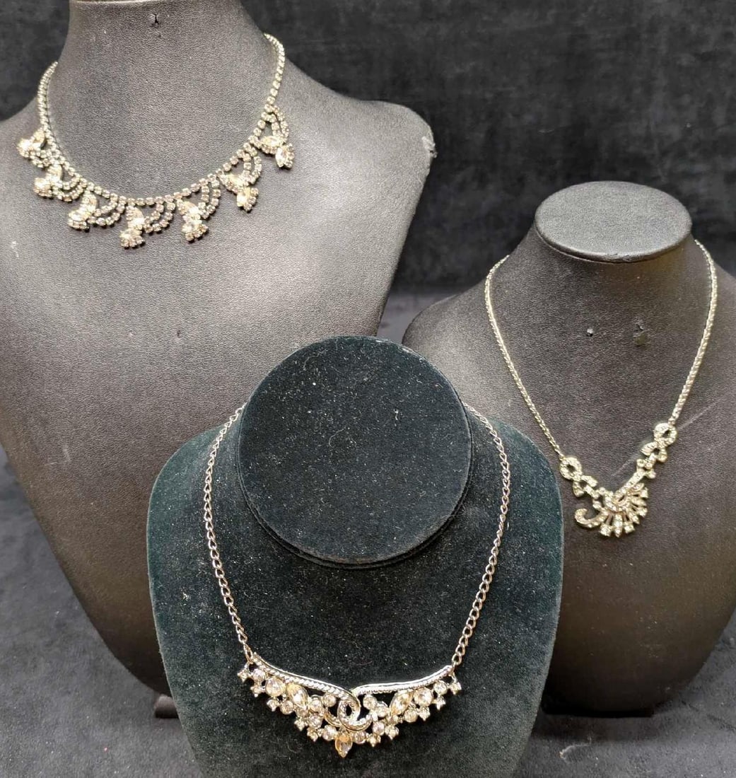Vintage Unsigned Clear Rhinestone Necklaces Lot Of 3: Vintage Unsigned Clear Rhinestone Necklaces Lot Of 3. This lot includes: (1) Unsigned Silver Tone Clear Rhinestone Necklace. This is approx 1" x 15" x 1/8". (1) Unsigned Silver Tone Clear