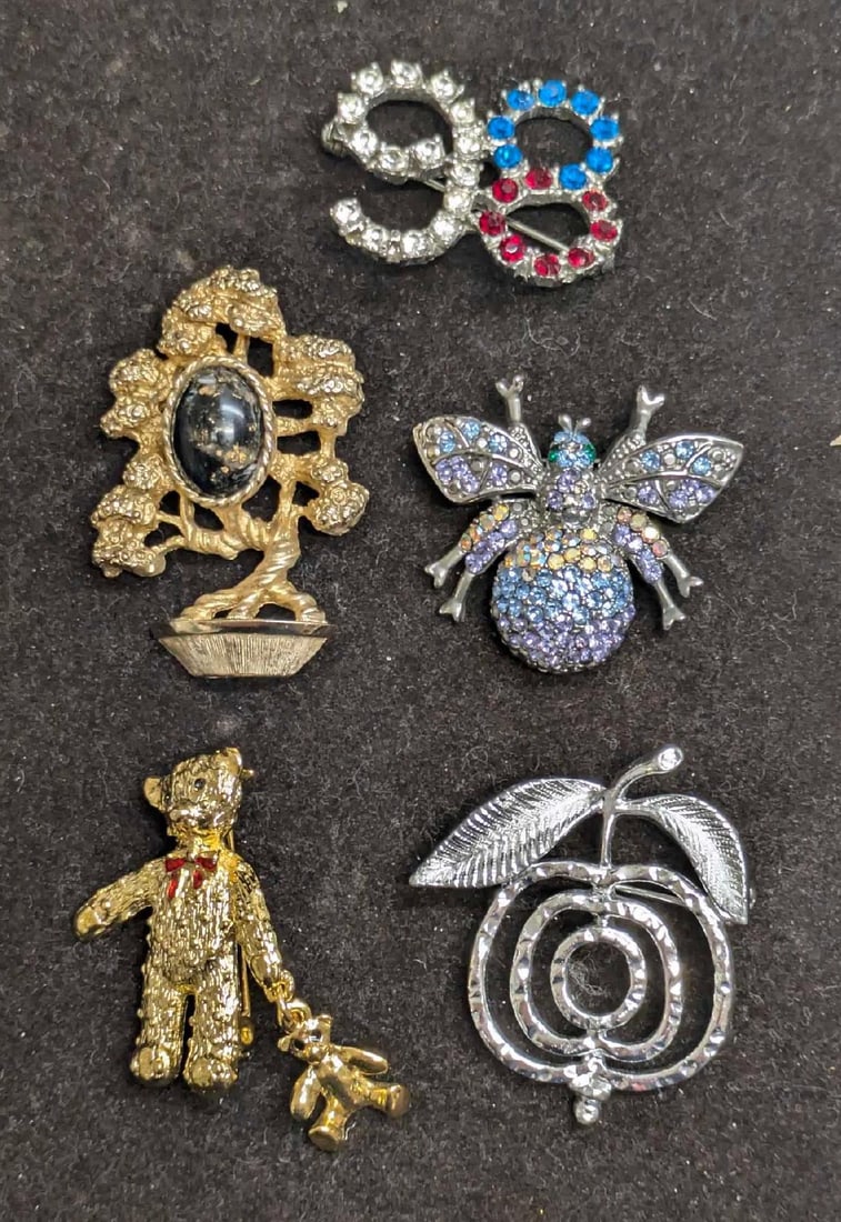 Vintage Bug 86 Bonzai Tree Apple Brooch Pin Lot Of 5: Vintage Bug 86 Bonzai Tree Apple Brooch Pin Lot Of 5. This lot includes: (1) Unsigned Bonzai Tree Cabochon Gold Tone Brooch. This is approx 1 3/4" x 1 1/4" x1/2". (1) Unsigned Red Clear An