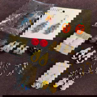 Collection of Vintage Costume Earring Set Lot of 13 Thirteen Earrings: Collection of Vintage Costume Earring Set Lot of 13 Thirteen Earrings. This earrings collection feature thirteen pairs of various earrings. Some of the earring pairs are gold toned, made of shell, and
