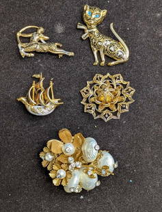 Vintage Gold Tone Cat Centaur Ship Faux Pearl Brooch Pin Lot Of 5: Vintage Gold Tone Cat Centaur Ship Faux Pearl Brooch Pin Lot Of 5. This lot includes: (1) Unsigned Gold Tone Faux Pearl Rinestone Floral Brooch. This is approx 1 7/8" x 2' x 3/4". (1) Uns