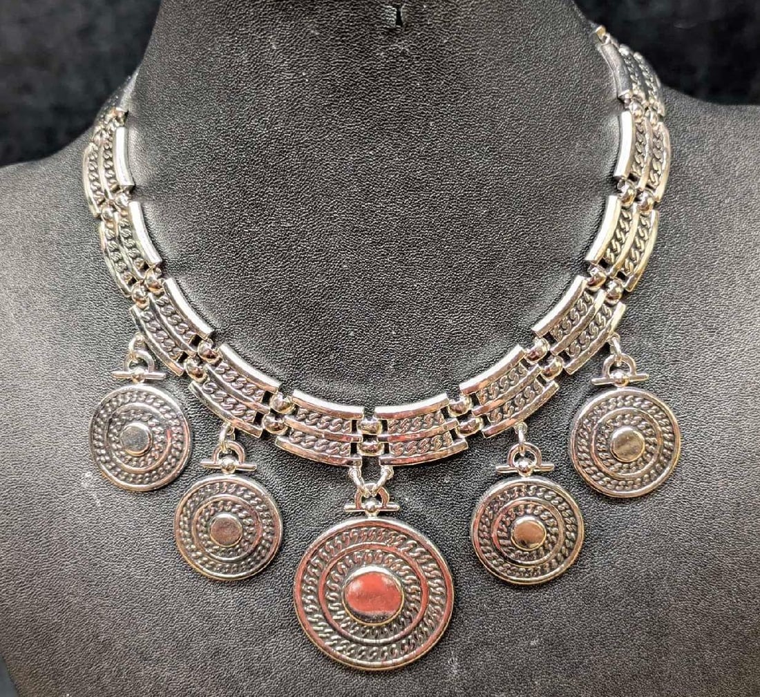 Vintage Monet Silver Tone Link Collar Medallion Necklace: Vintage Monet Silver Tone Link Collar Medallion Necklace. This is approx 2"x 15" x 1/8" and it weighs 161.1g. There are some signs of wear and light scratches on the back of the necklace.