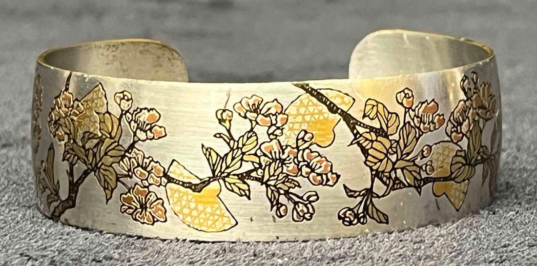 Signed Vintage Reed & Barton Damascene Bracelet: This lot contains a Signed Vintage Reed & Barton Damascene Bracelet. It is approx 2 1/4" x 2" x 3/4". Total weight is 0.8oz. Overall the bracelet is in good pre owned condition with some minor wear fr