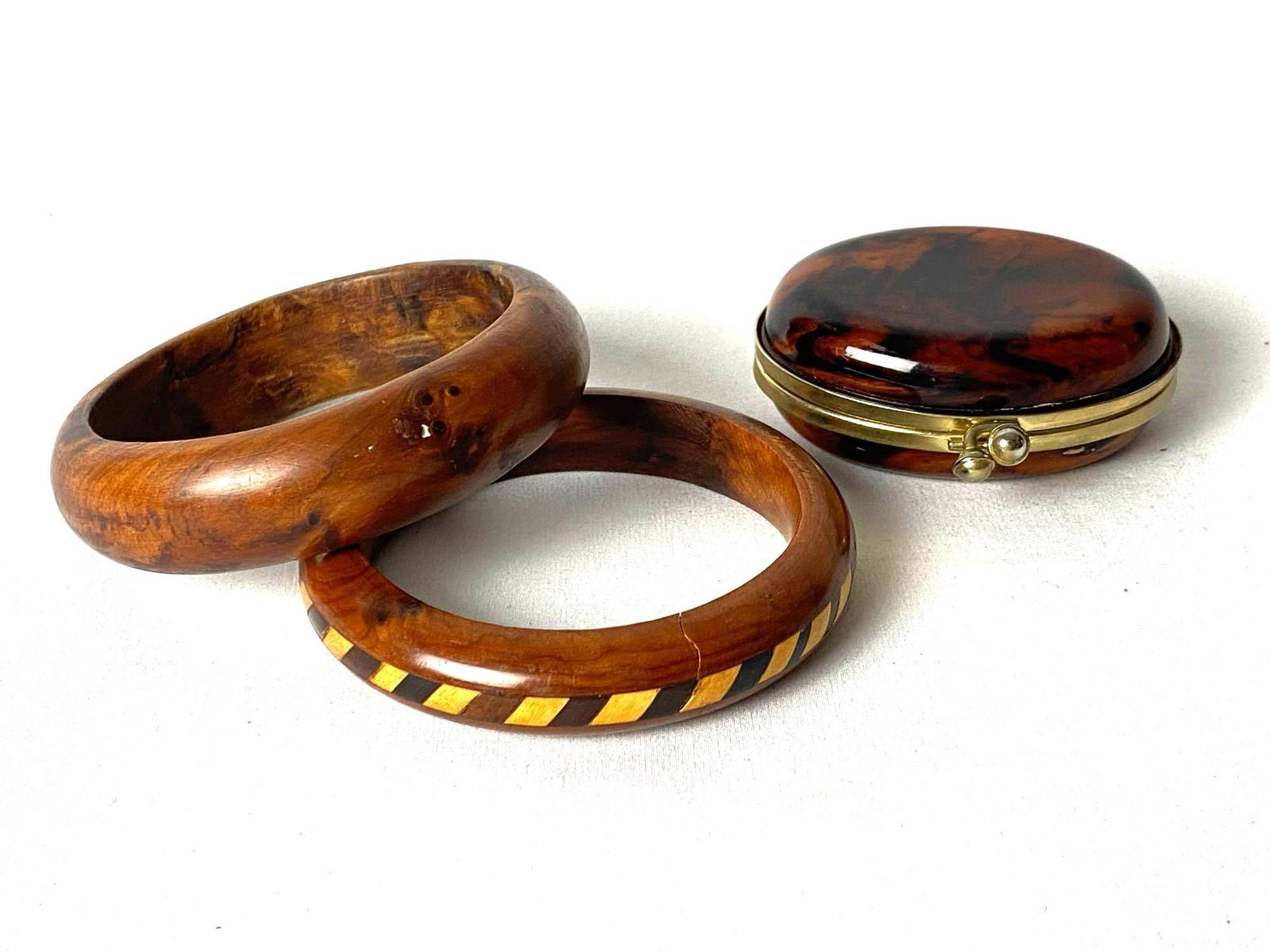 Vintage Natural Wood Bangles & Trinket Box: These vintage bangles and trinket box are in good condition with a repair to one bangle . Please view all our pictures,they are part of our description DETAILS : Type : Bagels & Trinket Box</