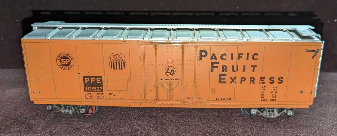 Kadee O-Gauge Pacific Fruit Express Box Car (1 of 5)