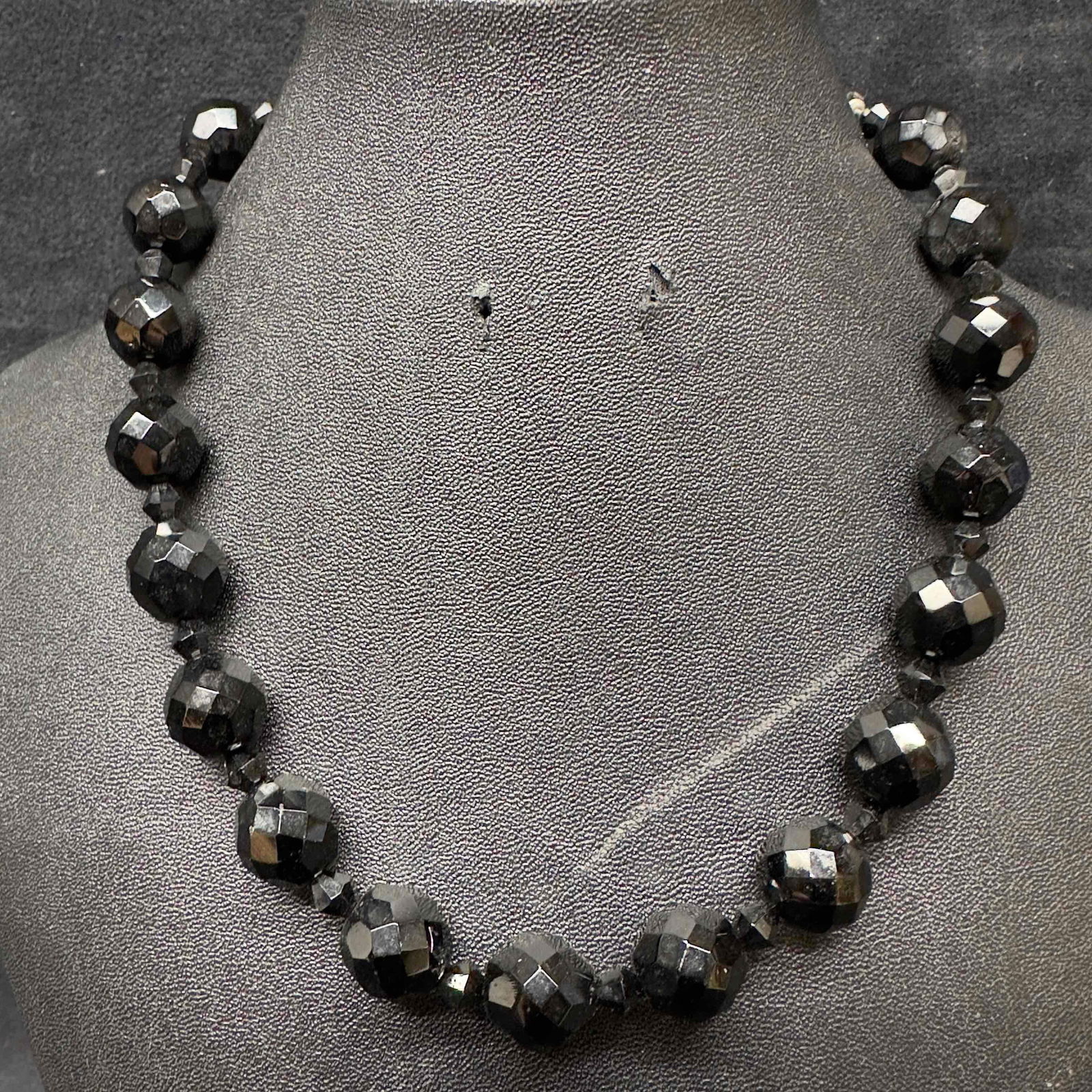 Black Glass Costume Jewelry Round Faceted Beaded Necklace I4: Black Glass Costume Jewelry Round Faceted Beaded Necklace I4. Necklace with black colored glass beads. The necklace features a j hook clasp closure. This item is in good pre-owned, previously displaye