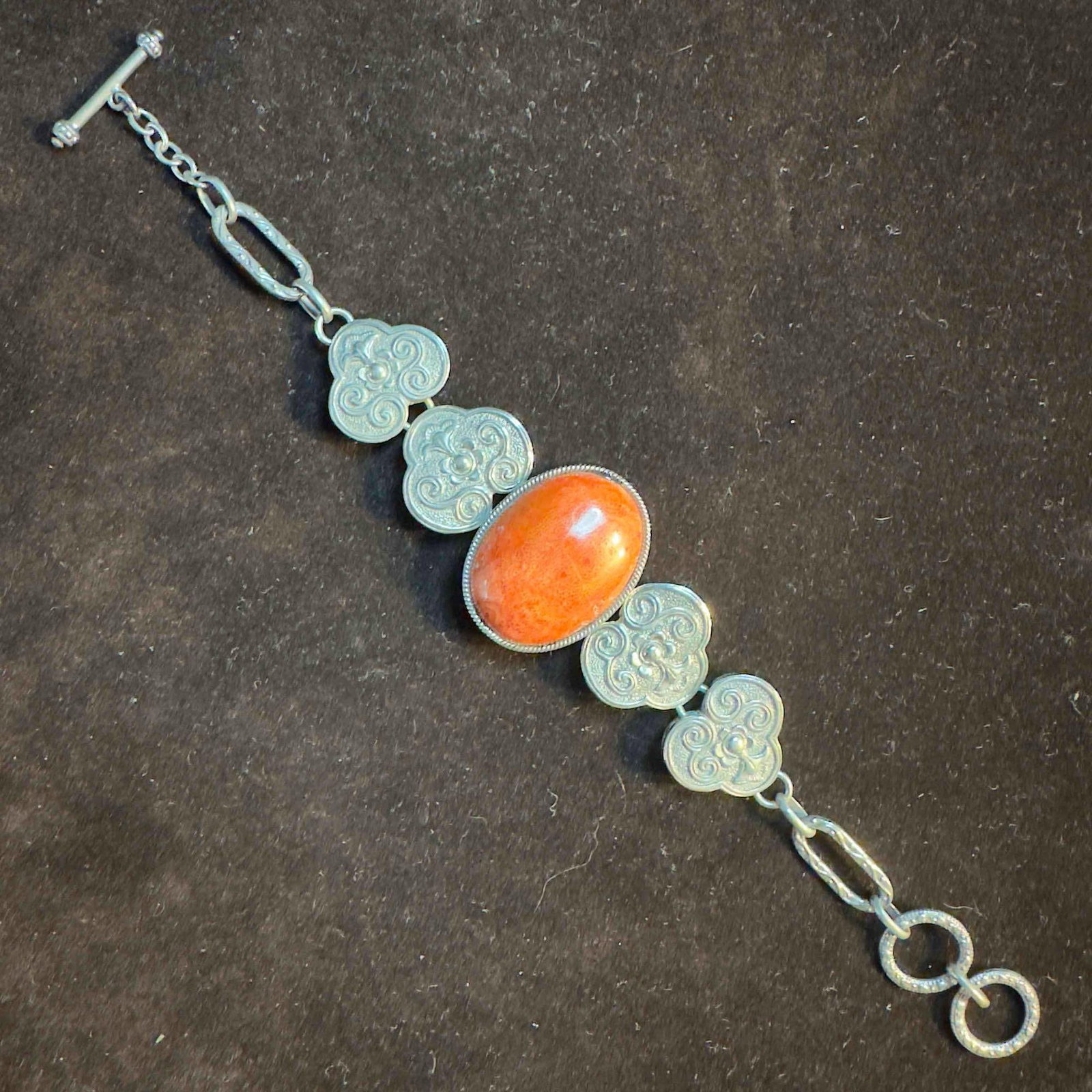 Red Sponge Coral Ornate Clover Shaped Style Sterling Silver Bracelet: This item is in good pre-owned, previously used/displayed condition with noticeable light wear, and surface scratches. Please reference all photos for full details. This piece of jewelry has been test