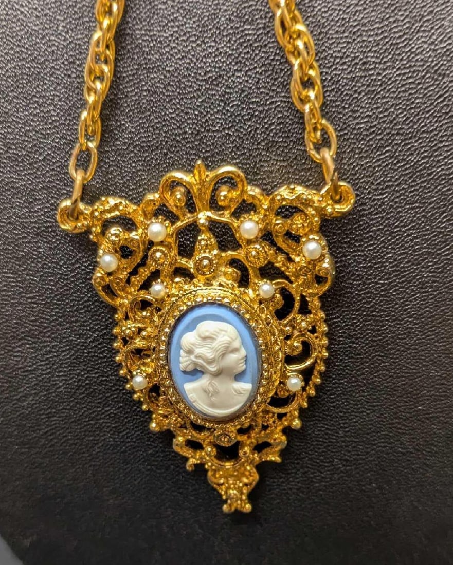 Vintage Cameo Gold Tone Necklace With Faux Pearls: Vintage Cameo Gold Tone Necklace With Faux Pearls. This is approx 22" and it weighs 0.09lb. The maker and date of creation is unknown.