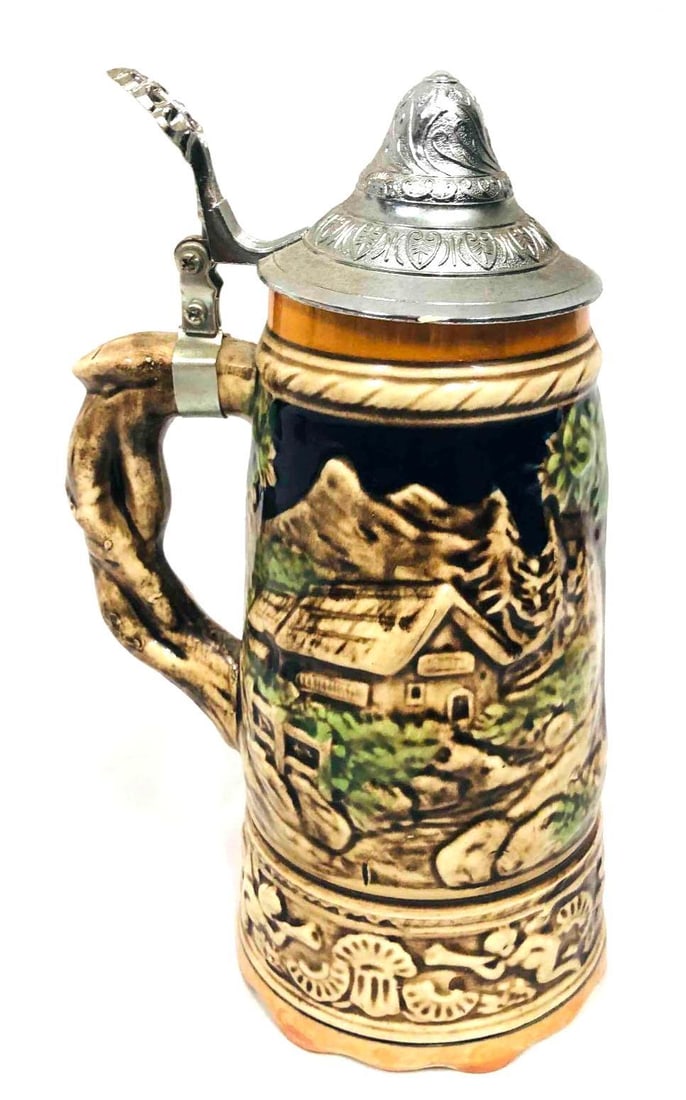Vintage ArtMark German Musical Beer Stein Lidded: This lot contains Vintage ArtMark German Musical Beer Stein Lidded. Made in Japan. It is approx 5" x 4" x 9 1/2" and it weighs about 2lbs. The stein plays music after wound up when you pick it up