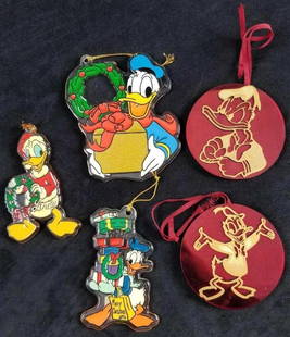 Vintage Disney Acrylic Donald Duck Ornaments Lot Of Five: Vintage Disney Acrylic Donald Duck Ornaments Lot Of Five. This lot includes:  (1) Clear acrylic flat Donald Duck with Christmas reef. &#34;Linda&#34; has been inscribed on this ornament. The ornament