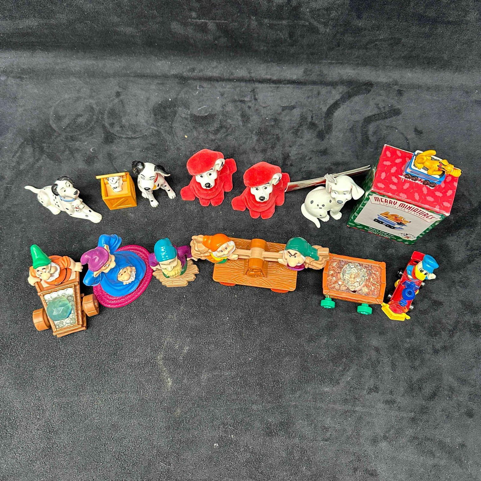 Disney 101 Dalmatians and Snow White and The Seven Dwarfs Collectible Toy and Ornament Set (1 of 6)