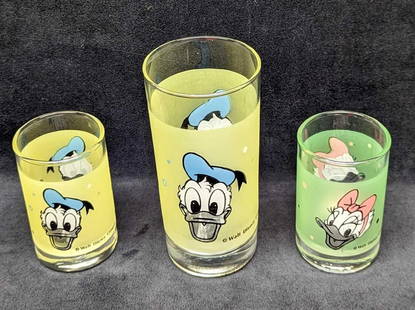 Rare Vintage Disney Donald And Daisy Duck Juice And Drinking Glasses: Rare Vintage Disney Donald And Daisy Duck Juice And Drinking Glasses. This lot includes two frosted Donald And Daisy Duck juice glasses and one frosted Donald Duck drinking glass. Glasses are in good,