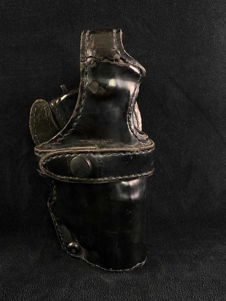 Safariland Police-Style Duty Holster (1 of 4)