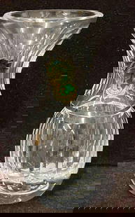 Waterford Crystal Small Bud Vase: This lot contains a Waterford Crystal Small Bud Vase. Overall the Waterford Crystal is in excellent pre owned condition with no noticeable flaws. The approx weight and measurements are listed below. P