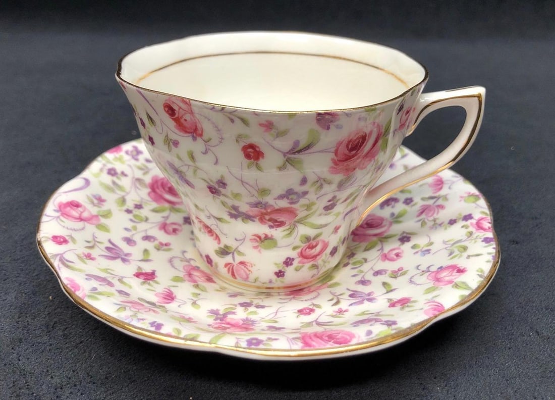 Rosina Fine Bone China Tea Cup & Saucer Set - Made in England: Vintage Tea Cup and Saucer Set - Rosina - Fine Bone China - Made in England. Tea Cup 4" x 3-1/4" x 2-1/2" Saucer 5-1/2" x 5-1/2" x 1" The combined weight is about 0.4lbs. Ove