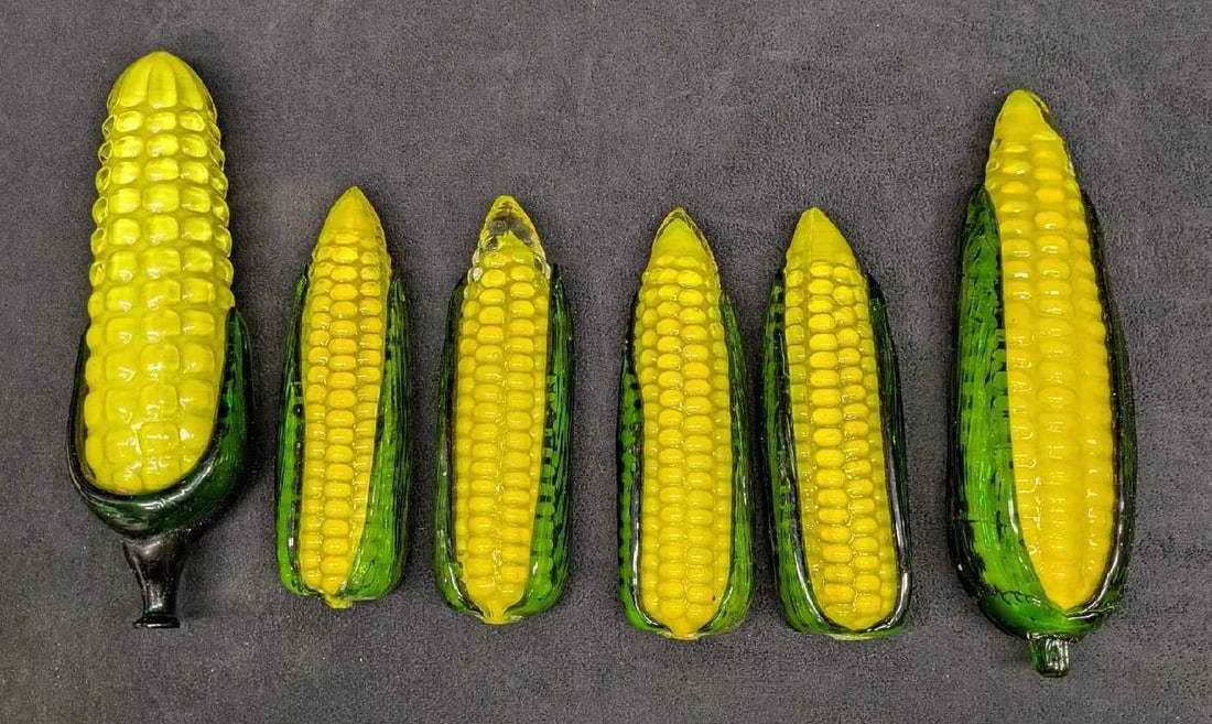 6 Vintage Hand Blown Glass Corn On The Cob Sculptures: 6 Vintage Hand Blown Glass Corn On The Cob Sculptures. The maker and date of creation is unknown. The smaller cobs are approx 1 3/4" x 1 3/4" x 5 3/4". The taller ones are approx 2 1/4" x 2" x 7 3/4".