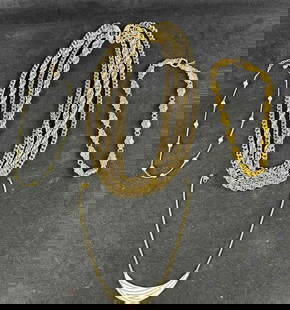 Assorted Gold Colored Necklaces Fashion Jewelry: Assorted Gold Colored Necklaces Fashion Jewelry  This lot has 4 gold-colored necklaces made of alloy metals. These are all vintage fashion pieces that are in good condition with some slight age wear.