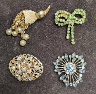 Vintage Unmarked Gold Silver Tone Rhinestones Faux Pearl Brooch Pins: Vintage Unmarked Gold Silver Tone Rhinestones Faux Pearl Brooch Pins. This lot includes:  (1) Unmarked Gold Tone Green Rhinestone Ribbon Brooch. This is approx 2&#34; x 1 7/8&#34; x 1/4&#34;. (1) Unma