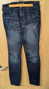 Men's Size 29 Relaxed Skinny World Tour Jeans: Men's Size 29 Relaxed Skinny World Tour Jeans. Made of 75% Cotton, 24% Polyester and 1% Elastane. The pants do not appear to have been worn. Folded, the pants are approx 9 1/2"x 12" x 2" and it weighs