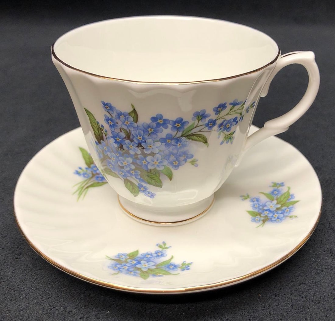 British Exchange Collection Fine Bone China Tea Cup & Saucer Set - Made in England: Vintage Tea Cup and Saucer Set - British Exchange Collection - Fine Bone China - Made in England. Tea Cup 4-1/4" x 3-1/2" x 3" Saucer 5-1/2" x 5-1/2" x 3/4" The combined weig