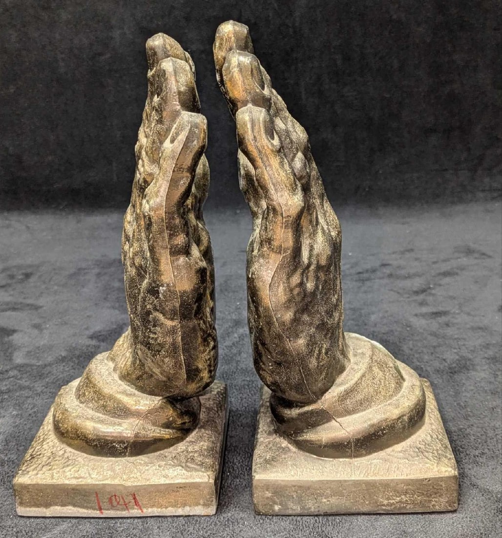 Vintage Metal Praying Hands Bookends: Vintage Metal Praying Hands Bookends. These are marked "I.M. 1005". Each is approx 4" x 3 1/2" x 8 1/4" and the total weight is 3.55lbs. The bookends have some surface tarnish and light scratches.&nbs