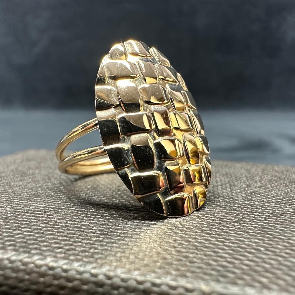 14k Gold Oval Shield Ring With Weave Pattern: This piece of jewelry has been tested and researched prior to listing. Please view all our pictures they are part of our description. DETAILS: Metal - 14k Gold Color - Yellow Gold Stones - none Hallma