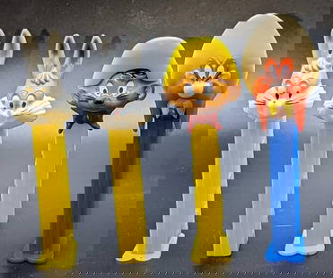 4 Looney Tunes Bugs Bunny Speedy Yosemite Pez Dispensers: 4 Looney Tunes Bugs Bunny Speedy Yosemite Pez Dispensers. This lot includes: (1) Yosemite Sam Pez From Slovenia. This is approx 1 1/2" x 1" x 5". (1) Speedy Gonzales Pez From Hungary. Thi
