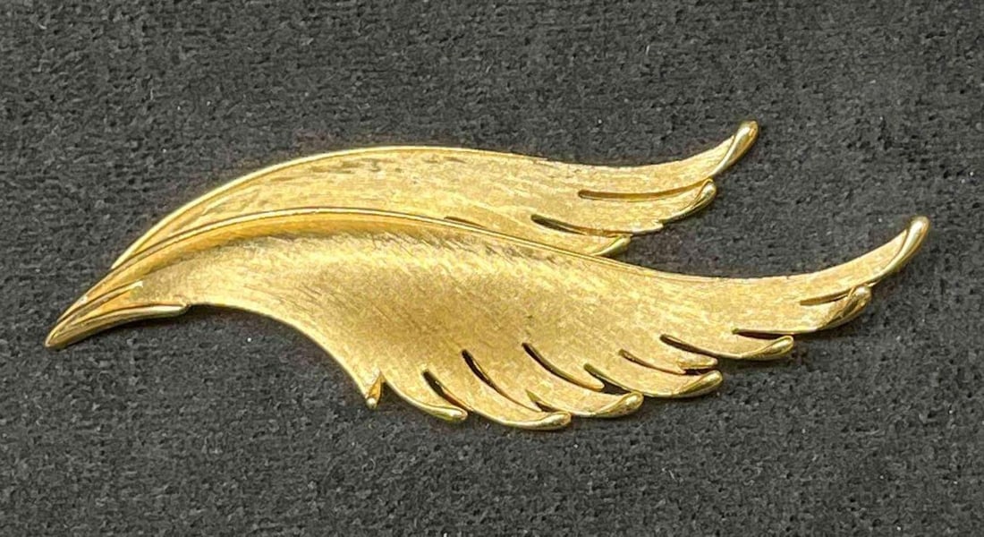 Vintage Crown Trifari Gold Tone Feather Brooch: This lot contains a Vintage Signed Crown Trifari Gold Tone Feather Brooch. The brooch is approx 3 3/4" x 1 1/4" x 1/2". Total weight is 0.9oz. Overall the Vintage Crown Trifari brooch is in good