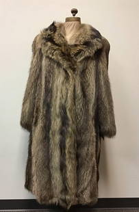 Raccoon Fur Coat Full Length Vintage Fashion: Raccoon Fur Coat Full Length Vintage Fashion. Made by an unknown manufacturer. This coat features a brown floral interior linen and two hook and clips. It is in fair used condition with some shedding