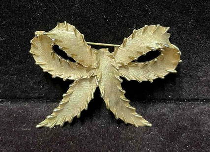 Signed Vintage Crown Trifari Gold Tone Bow Brooch: This lot contains a Signed Vintage Crown Trifari Gold Tone Bow Brooch. It is approx 1 3/4" x 2 1/4" x 1/2".&nbsp; Total weight is 1oz.&nbsp; Overall the vintage Crown Trifari&nbsp;brooch is in good pr