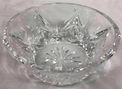 Press Cut Clear Glass Round Bowl: This lot contains a press cut clear glass round bowl. The manufacturer of this item is unknown. The bowl has a smooth cut edge and was made to look like crystal for aesthetic purposes. The bowl is app
