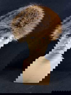 Fur Hat Winter Hat Raccoon Fur Hat: Fur Hat Winter Hat Raccoon Fur Hat This is a vintage raccoon fur hat that is brown and black with a brown felt lining. This hat is in fair condition with some shedding. Unknown brand  approx: 18in aro