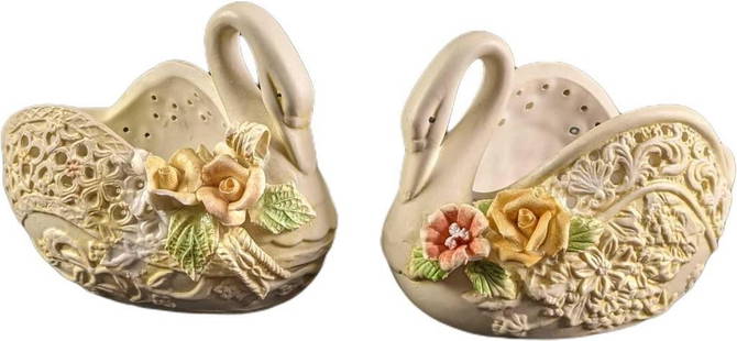 Two Vintage Ceramic Swan Small Planter Pod Vases: Two Vintage Ceramic Swan Small Planter Pod Vases. The maker and date of creation are unknown. Each is approx 3 1/2" x 5" 4" and together they weigh 1.24lb. The mini planters are in a good, vintage con