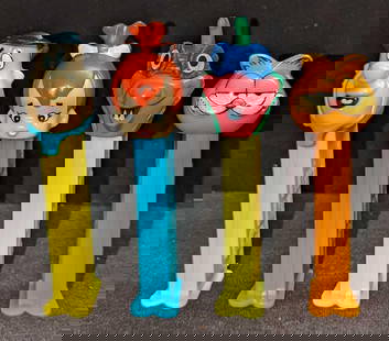 4 Pez Dispensers Garfield Flintstones Dinosaur: 4 Pez Dispensers Garfield Flintstones Dinosaur. This lot includes:  (1) Garfield Pez Dispenser Made In Austria. This is approx 1 1/4&#34; x 1 1/4&#34; x 4&#34;. (1) Fred Flintstone Pez Dispenser Made