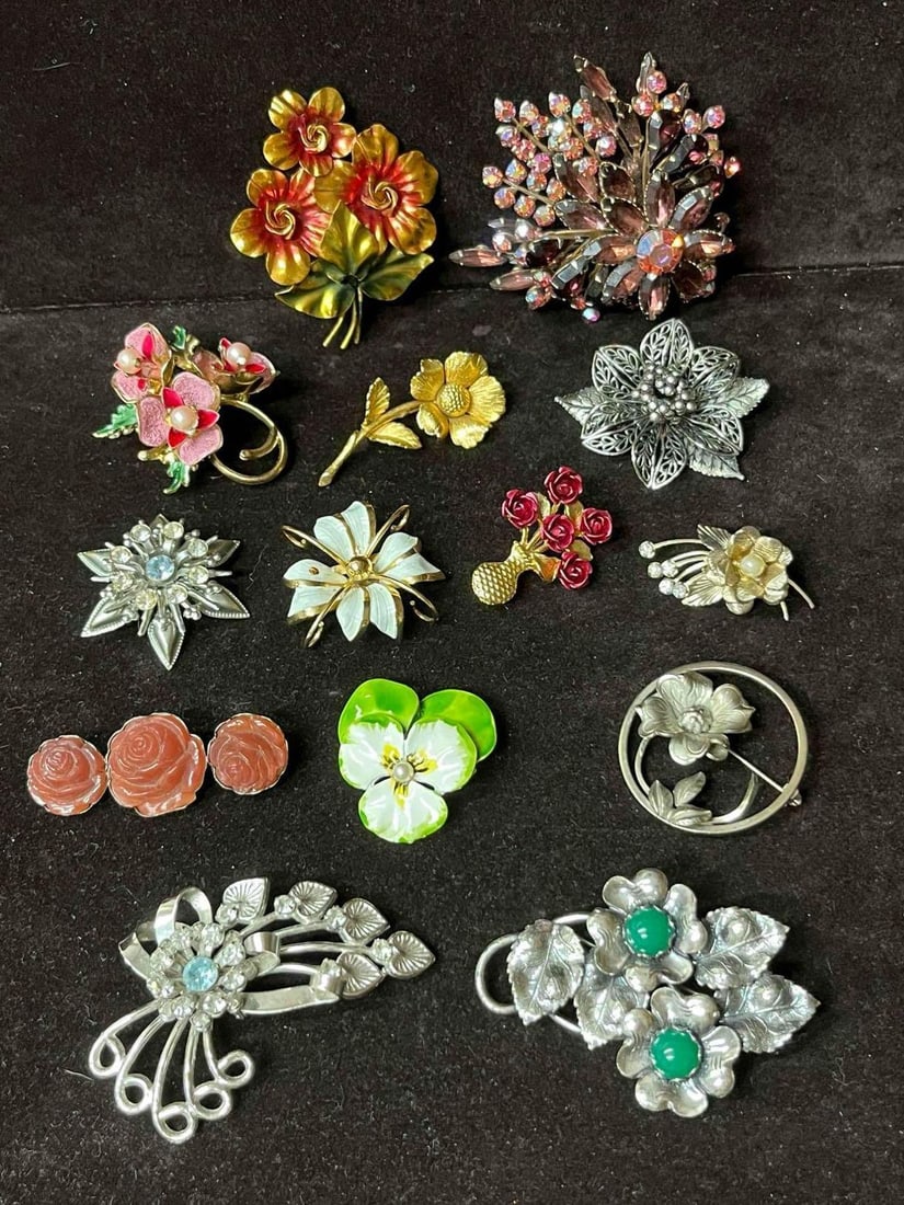 Bundle Of Costume Flower Brooches (1 of 19)