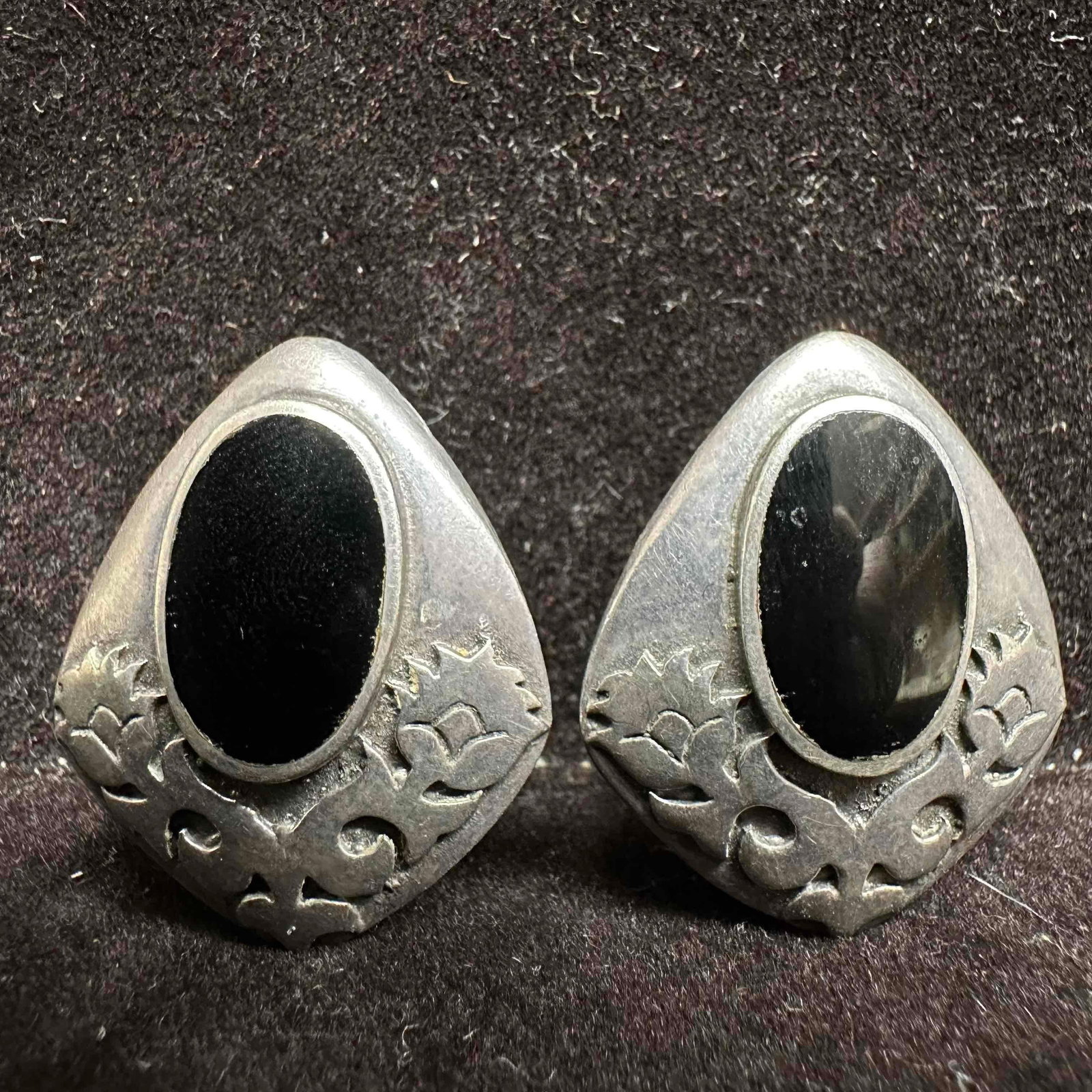 Native American Navajo Style Black Onyx Sterling Silver Earrings G52: This item is in good pre-owned, previously used/displayed condition with noticeable light wear, and surface scratches. Please reference all photos for full details. This piece of jewelry has been test