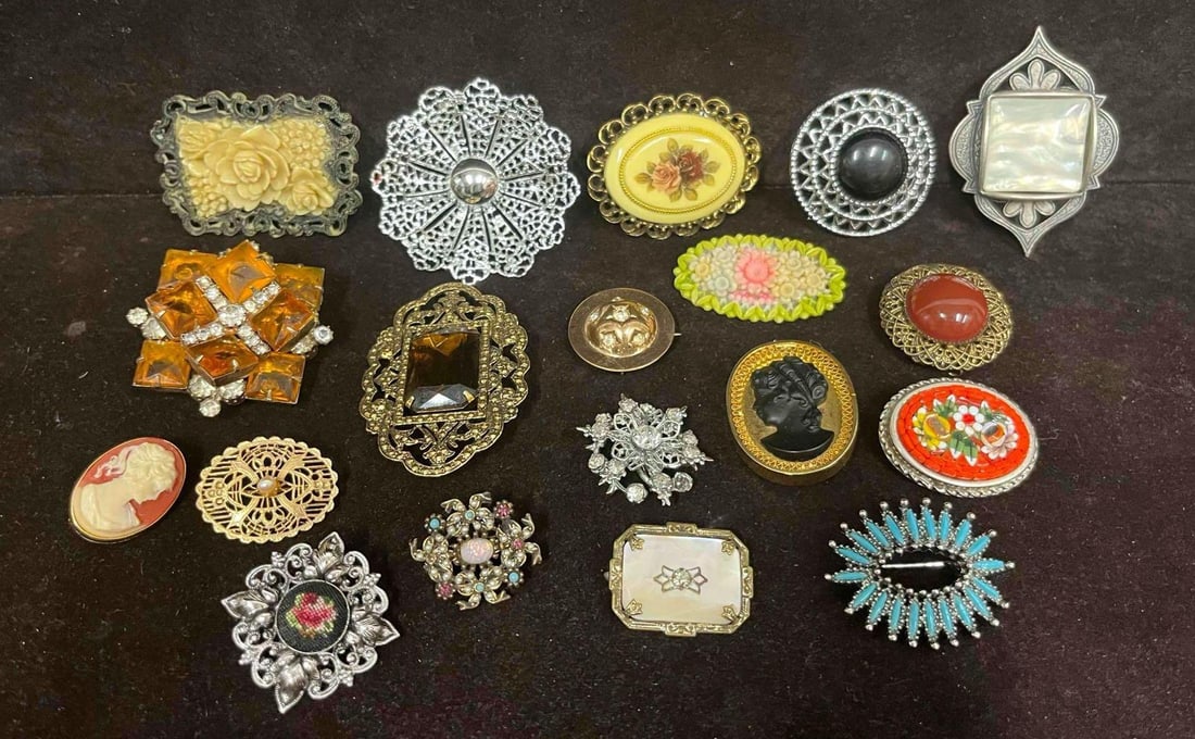 Bundle Of Brooches (1 of 17)