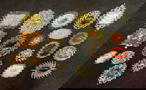 Bundle Of Brooches: This lot contains a Bundle Of Brooches. The bundle fits in a small 6 3/4" x 6 1/2" plastic bag. Total weight is approx 7.3oz. Overall the brooches are in good pre owned condition with some minor wear