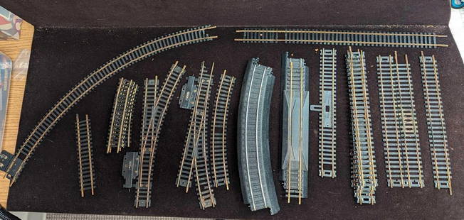 Assorted HO Scale Atlas AHM Lionel Tracks: Assorted HO Scale Atlas AHM Lionel Tracks. Please see the images for a listing of the different HO Scale tracks. Some have markings and are missing some rails. All come in a package that is approx