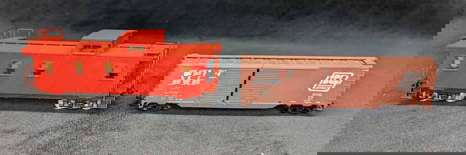 Athearn Seaboard Coast Line Boxcar & Red Caboose: Athearn Seaboard Coast Line Boxcar & Red Caboose. This lot includes: (1) Red Caboose. The maker is unknown. This is approx 7 1/2" x 2" x 2 3/4".(1) Athearn Seaboard Coast Line Boxcar.