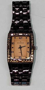 Ladies Skagen Steel 527SMX Crystal Bezel Watch: Ladies Skagen Steel 527SMX Crystal Bezel Watch. Requires a new battery. This is approx 1" x 1/2" x 3 1/4" and it weighs 0.17lb. There is some signs of wear. Movement: Quartz (Battery)