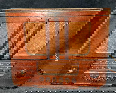 Vintage RCA Victor Tube Radio: Vintage RCA Victor Tube Radio. This was released in the 1930's. This is approx 12" x 6" x 9" and it weighs&nbsp;10.70lbs. Is missing the left dial. The radio has some signs of wear and chips. Untested