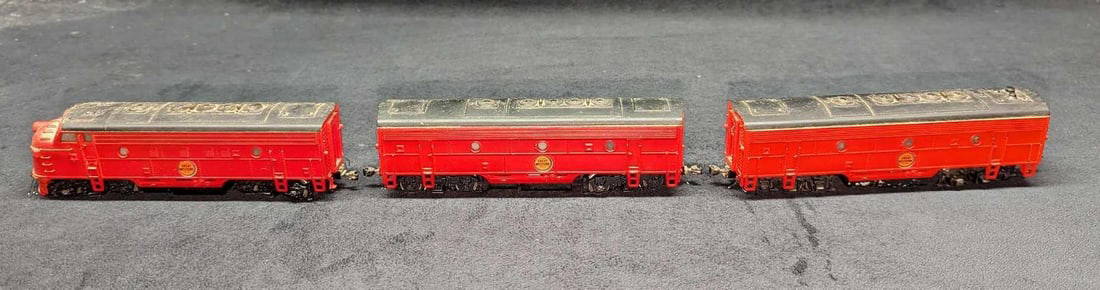Athearn HO Chicago Great Western Locomotive & Passenger Cars: Athearn HO Chicago Great Western Locomotive & Passenger Cars. Each is approx 2" x 7" x 2" and the total weight is 2.75 lbs. The locomotive and cars have some signs of wear and some markings. Untested.