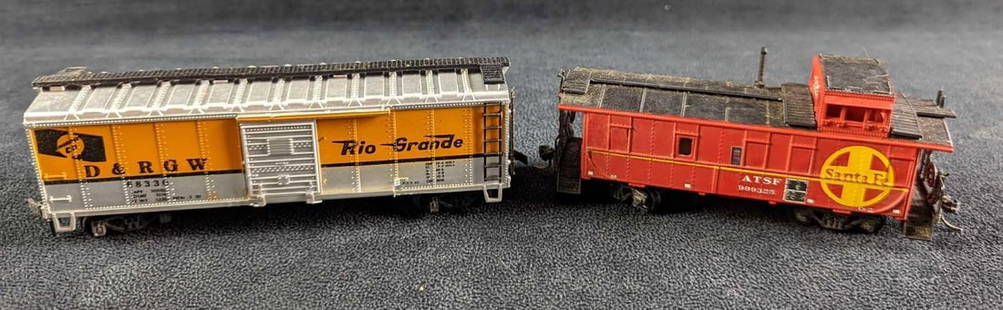 HO Scale Plastic Boxcar & Santa Fe Caboose: This lot includes:  (1) HO Scale Plastic Rio Grande D&amp;RGW 40’ Sliding Door Boxcar. This is approx 6&#34; x 1 1/2&#34; x 2&#34; and it weighs 0.13lb. Is in a good, vintage condition with some lig