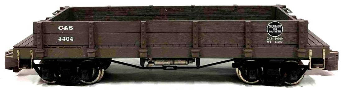 Colorado & Southern Toy Log Trailer: This lot contains a Colorado and Southern toy log trailer. This trailer is made of high-impact plastic and has metal wheels.There is rust on the screws underneath the toy and on the wheels. The base w