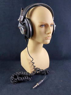 1978 Pioneer Monitor 10 Headphones: 1978 Pioneer Monitor 10 Headphones  Monitor 10 headphones by pioneer, from 1978. The headphones are tested and working, and the cord is for a 1/4 inch jack. The headphones are in good condition with s