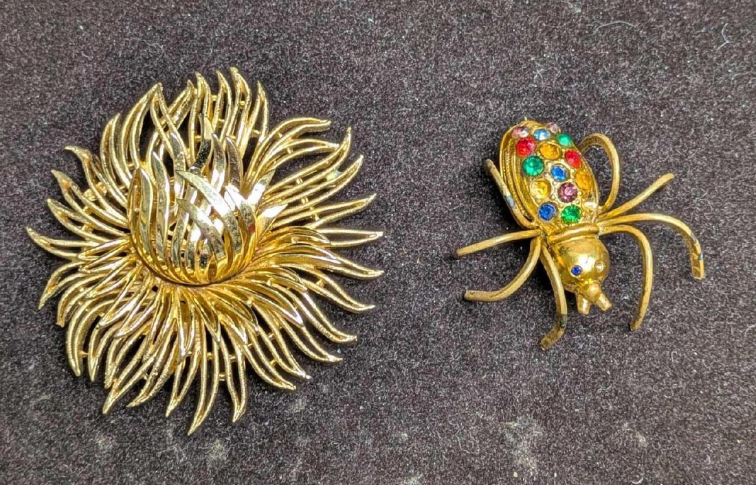 Vintage Gold Tone Spider And Trifari Brooches: Vintage Gold Tone Spider And Trifari Brooches. This lot includes: (1) Gold Tone Spider Brooch With Multicolor Rhinestones. This is approx 2 1/4" x 2" x 3/4". There is some tarnish on the