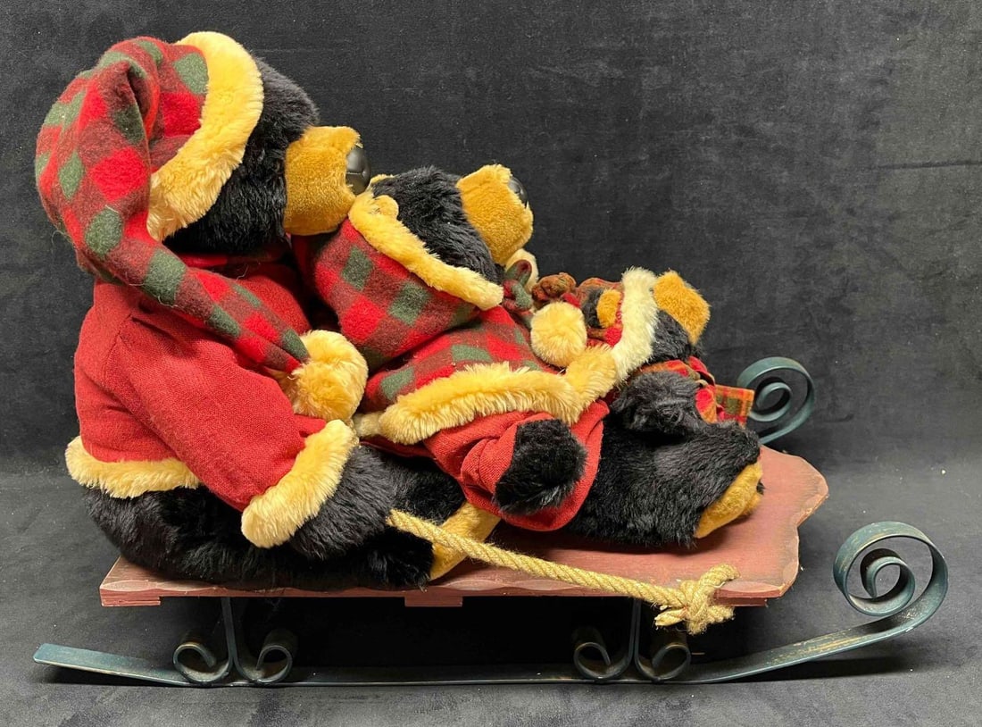 Stuffed Animal Bear Family On Wood Sled Dan Dee Collectors Choice: This lot contains a Stuffed Animal Bear Family On Wood Sled Dan Dee Collectors Choice. It is approx 24" x 10 1/2" x 17" and it weighs about 6.5lbs. Overall the Christmas Decoration Bear Family With Sl