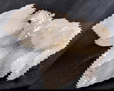 Clear Crystal Quartz Cluster Big Cluster of Quartz: Clear Crystal Quartz Cluster Big Cluster of Quartz This is a giant raw natural clear crystal quartz cluster. This is in good condition and a rare specimen. This cluster consists of smaller pieces resu