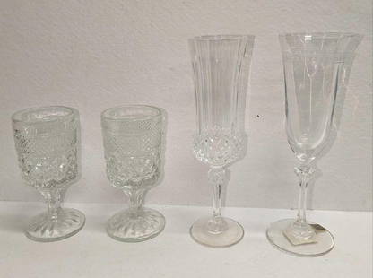 4 Vintage Cordial And Flute Glasses: 4 Vintage Cordial And Flute Glasses. This lot includes:  (2) Wexford Claret Waffle Cordial Wine Glass. This is approx 2 5/8&#34; x 2 5/8&#34;x 5 1/2&#34;. (1) Cristal D&#39;Arques Champagne Flute. Thi